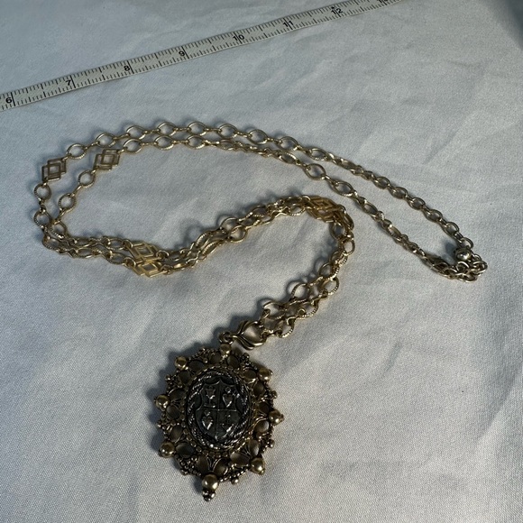 Unusual amulet style pendant with intricate goldtone chain - Picture 6 of 6